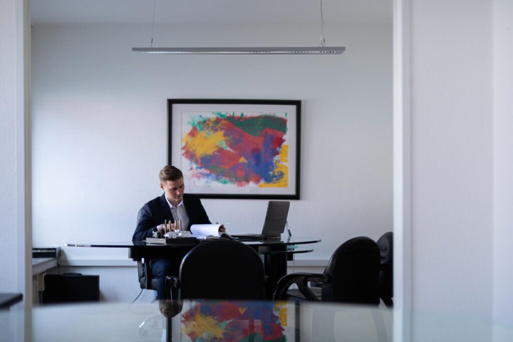 Verkauf & Vermietung florian bei der arbeit